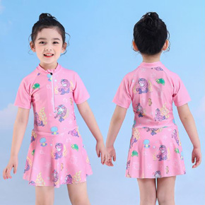 Bộ đồ bơi liền thân dạng váy họa tiết nàng tiên cá màu hồng ngọt ngào bé gái. size ,  L ,XL,2XL 3XL,. 4XL,5XL   tương ứng bé gái 15-40kg, </Br>
* vải thun polyester  co dãn tốt, mềm mại, </Br>
* Mẫu liền thân dạng váy tay ngắn quần ngắn, dây kéo trước tiện lợi, dễ mặc </Br>
* màu sắc hồng in họa tiết ngựa pony ngọt ngào ,đáng yêu cho bé gái </BR>
* bé đi biển, đi bơi, đều tiện lợi , hàng QC loại 1 cao cấp, 100% như hình </Br>
bảng size tham khảo </Br>
L: 14-18kg  </Br>
XL:16-19kg </Br>
2XL: 19-24kg </Br>
3XL: 24-29kg </Br>
4XL: 29-33</Br>
5XL; 32-38kg