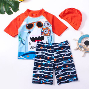Bộ đồ bơi áo quần và nón cá mập baby shark dễ thương cho bé trai.   size L XL 2xl, 3xl 4xl, 5XL tuong ứng bé 25-40kg </Br>
Chất liệu thun polyester chuyên dụng đồ bơi,co dãn tốt,   , chống thấm nước cho bé đỡ lanh, quần lửng có dây rút tiện lợi, kèm nón màu xanh cùng màu</Br>
* Màu xanh biển tươi sáng phối tay ráp lăng màu cam nổi bật.  hinh cá mập nhiều màu cho bé  đi biển đi bơi,</Br>
Bảng size tham khảo </BR>
L_ 16-20kg </br>
XL: 20-23kg </Br>
2XL: 23-26kg </Br>
3XL :26-31kg </BR>
4XL: 31-36kg </br>
5XL: 36-40kg
 