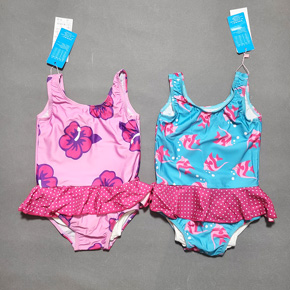 Bộ đồ bơi bikini liền thân họa tiết hoa chấm bi và đàn cá cho bé gái nhỏ. size ,L- XL tương ứng bé gái 11-18kg, </Br>
* vải thun polyester chuyên dụng đồ bơi, co dãn tốt, mềm mại,  </Br>
* Mẫu liền thân bikini sát nách quần  váy , tiện lợi, dễ mặc </Br>
* màu sắc xanh ngọt ngào ,họa tiết hoa và đàn cá chấm bị đáng yêu cho bé gái nhỏ </BR>
* bé đi biển, đi bơi, đều tiện lợi , hàng QC loại 1 cao cấp, 100% như hình, </Br>
bảng size tham khảo </Br>
L: 11-14kg </Br>
XL; 14-16kg </Br>
2XL: 16-19kg

