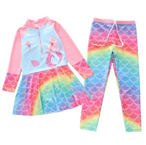 Đồ bơi liền thân tay dài chống nắng kiểu đầm nàng tiên cá cầu vồng kèm quần dài. size ,  2XL 3XL,. 4XL, 5Xl  tương ứng bé gái 20-36kg, </Br>
* vải thun polyester chuyên dụng đồ bơi, co dãn tốt, mềm mại, chống nắng </Br>
* Mẫu liền thân dạng váy tay dài có quan trong ,dây kéo trước tiện lợi, dễ mặc, kèm thêm 1 quan dài chống nắng cho bé </Br>
* màu sắc lung linh 7 sắc màu, họa tiết nàng tiên cá ariel đáng yêu cho bé gái </BR>
* bộ bao gồm 1 đồ bơi liền váy và 1 quần bơi dài </Br>
* bé đi biển, đi bơi, đều tiện lợi , hàng QC loại 1 cao cấp, 100% như hình </Br>
bảng size tham khảo </Br>
XL: 16-21kg </Br>
2XL: 21-25kg </Br>
3XL: 26-29kg </Br>
4XL: 29-32kg </Br>
5XL: 33-37kg