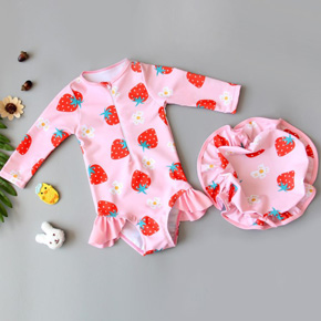 Đồ bơi liền thân tay dài chống nắng họa tiết quả dâu hồng ngọt ngào kèm nón cho bé gái nhỏ. size XS- XL cho bé gái 6 tháng đến 3 tuổi, 7-19kg </Br>
Chất liệu thun polyester co dãn tốt, chuyên dụng đồ bơi, không thấm nước, mẫu tay dài chống nắng, kèm nón cho bé gái </br>
mẫu liền thân dây kéo trước dễ mặc, tay dài, kèm nón, bé mặc đi biển đi bơi đều tiện lợi </br>
Hàng QC cao cấp, 100% như hình </br>
bảng size tham khảo </br>
XS: 7-9kg </br>
S: 9-11kg </br>
M: 11-14kg </br>
L: 14-17kg </br>
XL: 17-20kg