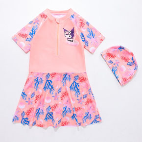 Bộ đồ bơi liền váy chống nắng họa tiết kuromi hoa lá mùa hè kèm nón bơi. size 110-150  tương ứng bé gái 18-35kg, </Br>
* vải thun polyester chuyên dụng đồ bơi, co dãn tốt, mềm mại, chống nắng </Br>
* Mẫu liền thân dạng váy  có quần trong ,dây kéo trước tiện lợi, dễ mặc, kèm thêm 1 nón bơi cho bé </Br>
* màu sắc hồng cam, họa tiết kuromi mùa hè đáng yêu cho bé gái </BR>
* bộ bao gồm 1 đồ bơi liền váy và 1 nón </Br>
* bé đi biển, đi bơi, đều tiện lợi , hàng QC loại 1 cao cấp, 100% như hình </Br>
bảng size tham khảo </Br>
110: 15-20kg </Br>
120: 20-24kg </Br>
130: 25-28kg </Br>
140: 29-32kg </Br>
150: 32-36kg