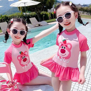 Đồ bơi liền thân dạng váy gấu dâu hồng dễ thương cho bé gái đi biển đi bơi. size 1-10 cho bé 10-30kg </br>
Chất vải đồ bơi bóng mềm mát, không thấm nước, co dãn 4 chiều</br>
kiểu liền thân váy vừa xinh xắn và tiện lợi, họa tiết gấu dâu hồng dễ thương mà bé yêu thích </br>
Chân váy liền chip </br>
bé mặc di biền di bơi, công viên nước ....</br>
bảng size tham khảo </br>
1: 10-12kg </br>
2: 12-14kg </br>
3: 14-15kg</br>
4: 15-17kg </br>
5: 17-19kg </br>
6: 19-21kg </br>
7: 21-23kg </br>
8: 23-25kg </br>
9: 25-28kg </br>
10: 28-31kg