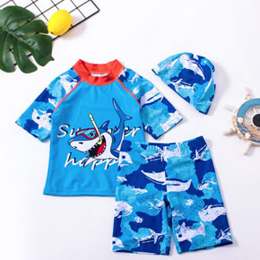 Bộ đồ bơi áo quần và nón cá mập happy cho bé trai đi biển đi bơi.  size L XL 2xl, 3xl 4xl, 5XL tuong ứng bé 25-40kg </Br>
Chất liệu thun polyester chuyên dụng đồ bơi,co dãn tốt,   , chống thấm nước cho bé đỡ lanh, quần lửng có dây rút tiện lợi, kèm nón màu xanh cùng màu</Br>
* Màu xanh họa tiết cá mập phối tay rap lăng  cho bé  đi biển đi bơi,</Br>
Bảng size tham khảo </BR>
L_ 16-20kg </br>
XL: 20-23kg </Br>
2XL: 23-26kg </Br>
3XL :26-31kg </BR>
4XL: 31-36kg </br>
5XL: 36-40kg
 