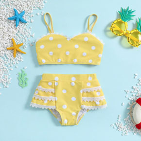 Đồ bơi liền thân bikini 2 mảnh họa tiết chấm bi dễ thương cho bé gái nhỏ 10-15kg. size 90,100 tuong ứng bé 10-15kg </Br>
Chất liệu vải polyester mềm, co dãn , dày dặn,  không thấm nước </Br>
kiểu bikini 2 mảnh, họa tiết chấm bi vàng dễ thương cho bé gái nhỏ di biển đi bơi, cho bé những khung hình dễ thương và đẹp nhất, thu hút mọi ánh nhìn</Br>
bảng size tham khảo </Br>
80: 7-9kg </Br>
90: 10-13kg </Br>
100: 12-15kg