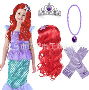 Bộ hóa trang công chúa  Ariel nàng tiên cá 4 món y hình cho bé gái. Bộ hóa trang công chúa Ariel nàng tiên cá  gồm 4 món y hình cho bé gái: </Br>
1 tóc giả màu đỏ nguyên đầu </Br>
1 vương miện </Br>
1 bộ vòng cổ </Br>
1 cặp bao tay tím </Br>
Món quà đáng yêu cho các tín đồ mê nàng công chúa tóc mây dài bồng bềnh 