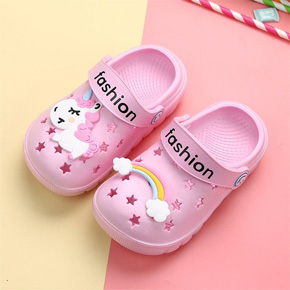 Dép lỗ hoạt hình ngựa pony cầu vồng cho bé gái. size 130-200 ( tương ứng 20-34), bé 1-8 tuổi, chất liệu nhựa nhẹ, thoáng mát, hinh ngựa pony cầu vồng mà các bé yêu thích, hàng nhập Quảng châu 100% như hình </BR>
Bảng size tham khảo </Br>
Tên size	Mô tả </Br>
13	130	dép 15cm, chân 12,5-13cm, tương ứng size 19-20, bé 1-2t	</BR>
14	140	dép 16cm, chân 13-14cm, tuong ứng 21-22, bé 18-24 tháng	</Br>
150	dép 17cm chân 14-15cm, ứng size 23-24 bé 2-3 tuổi </Br>	
160	dép 18cm chân 15-16cm, ứng size 25-26, bé 2-4 tuỏi </Br>
170	dép 19cm, chân 16-17cm, tương ứng size 27-28, bé 3-4 tuổi  </Br>
180	dép 20cm, chân 17-18cm, , tương ứng size 29-30, 4-6 tuổi	</Br>
190	dép 21cm, chân 18-19cm, tương ứng size 31-32, bé 6-8 tuổi	</Br>
200	dép 22cm, chân 19-20cm, tương ứng size 33-34, bé 7-9 tuổi</Br>
210	
