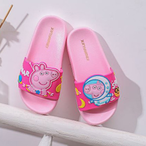 Dép quai ngang hoạt hình heo peppa pig dễ thương cho bé gái. size 23-31, bé 2-7tuổi, chất liệu nhựa đúc dẻo cao cấp, hình in heo peppa pig dẽ thương cho bé gái, hàng Quảng Châu cao cấp 100% như hình </Br>
Bảng kích cỡ </BR>
	23	lòng chân 15cm, bé 2-3 tuổi	</BR>
	25	lòng chân 16cm, bé 2-3 tuổi	</BR>
	27	lòng chân 17cm, bé 3-5 tuổi	</BR>
	29	lòng chân 18cm, 4-6 tuổi	</BR>
	31	lòng chân 19cm, bé 6-8 tuổi	</BR>
	33	lòng chân 20cm, 8-10 tuổi	</BR>
	35	lòng chân 21cm, 8-10 tuổi</BR>