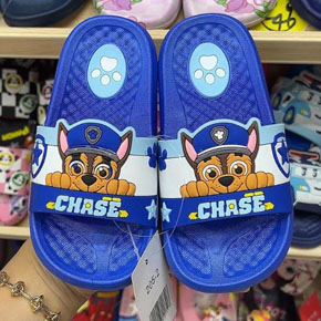 Dép lê quai ngang hoạt hình paw patrol biệt đội cứu hộ bé trai . size 24-35 cho bé 2-10 tuổi </Br>
Chất liệu nhựa đúc mềm, dẻo, có thể bẻ cong , chắc chắn mà vẫn nhẹ nhàng nâng niu bàn chân bé </Br>
Hình in sắc nét spiderman, elsa, pony, peppa paw patrol, ... mà các bé yêu thích,  </Br>
Dép lê tiện lợi cho bé đi hoc, di biển đi chơi đi dâu cũng duoc ạ </Br>
Bảng size tham khảo </Br>
24: dép 15cm lòng chan 14cm </Br>
25 dép 15,5 - lòng chan 14,5cm </Br>
26: dép 16cm - lòng chân 15cm, </Br>
27: dép 16.5cm - lòng chân 15.5cm, </Br>
28: dép 17cm - lòng chân 16cm, </Br>
29: dép 17.5cm - lòng chân 16.5cm, </Br>
30: dép 18cm - lòng chân 17cm, </Br>
31: dép 19cm - lòng chân 18cm, </Br>
32 dép 19.5cm - lòng chân 18.5cm, </Br>
33: dép 20cm - lòng chân 19cm, </Br>
34: dép 20.5cm - lòng chân 19.5cm, </Br>
35 dép 21cm - lòng chân 20cm, </Br>