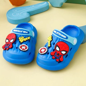 Dép lỗ dép sục siêu nhẹ hoạt hình siêu nhân người nhện spiderman bé trai. size  24-25. 26-27 và 28-29 cho bé từ 2-6 tuổi </Br>
* Chất liệu nhựa cao cấp mềm mại, nhẹ nhàng nâng niu bàn chân bé </Br>
* Kiểu dáng dép lỗ thoáng mát, quai hậu tiện lợi </BR>
* Hình charm siêu nhân người nhện spiderman siêu ngầu mà các bé yêu thích 
* hàng chính hãng, 100% giống hình chụp </Br>
bảng size tham khảo : </Br>
 dép dài 15,cm lòng chân 14cm, tuong ung sze 24-25, 2-3 tưởi </Br>
 dép dài 16.5cm , lòng chân 15cm, tương úng size 26-27, bé 3-4 tuổi </Br>
 dép dài 17.5cm lòng chân 16-,16.5cm, tương ứng size 28-29, bé 4-6 tuổi </Br>


