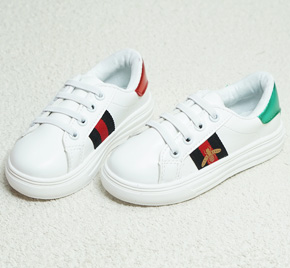 Giày thể thao 3 sọc con ong Gucci cho bé trai và gái. size 26-36, bé từ 2-10 tuổi. from nhỏ hơn form chuẩn 1 size, chất liệu simili mềm, êm chân, đế cao su chắc chắn, phối 3 sọc màu, con ong kiểu dáng thể thao cho bé trai,và gái, hàng nhập Quảng Châu , hình chụp thật tại shop 100% như hình, 2 chiếc 2 màu gót xanh đỏ khác nhau
