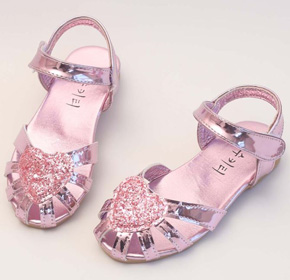 Sandal bé gái đan dây trái tim lấp lánh. size 26-29, bé 2-5t, chất liệu simili mềm, kiểu đan dây, màu hồng ngọt ngào dễ thương, đính trái tim lấp lánh cho bé gái