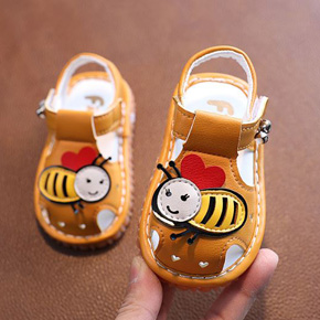Giày tập đi ong vàng kêu bipbip cho bé tập đi. size 17,18,19 bé 10-18 tháng, chất liệu simile mềm mại, đế cao su chắc chắn, co kèn kêu bipbip vui nhộn cho bé tập đi, màu ong vàng dễ thương cho cả bé trai và gái, có kèm hình chup thật 100% tại shop
