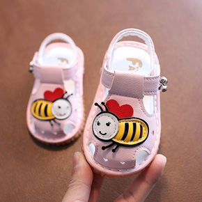 Giày tập đi ong vàng kêu bipbip cho bé tập đi. size 17,18,19 bé 10-18 tháng, chất liệu simile mềm mại, đế cao su chắc chắn, co kèn kêu bipbip vui nhộn cho bé tập đi, màu ong vàng dễ thương cho bé gái, có kèm hình chup thật 100% tại shop

