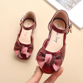 Giày búp bê nơ da bóng mềm mại màu đỏ huyết cho bé gái lớn. size 31-35. tương ứng bé gái 6-10 tuổi </Br>
* Chất liệu simili da PU bónng mềm mại, màu dỏ huyết dụ lạ mắt, nớ lớn ngọt ngào dễ thương </Br>
* From giày búp bê thon dài, thích hợp bé chân thon, phối nơ vương miện xinh xắn cho bé gái </Br>
* hàng QC , 100% như  hình, form giày chuẩn </Br>
bảng size tham khảo </Br>
31: giày 19cm, lòng chân 17,5cm-18cm </Br>
32: giày 19.5cm lòng chân 18cm-18,5cm </Br>
33: giày 20cm, lòng chân 18,5cm-19cm </Br>
34: giày 20,5cm lòng chân 19-19,5cm </Br>
35: giày 21cm, lòng chân 19.5cm-20cm </Br>
