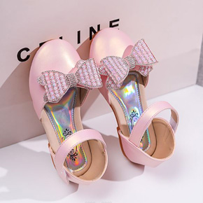 Giày búp bê nơ da mềm mại màu hồng ánh kim cho bé gái lớn. size 31-36. tương ứng bé gái 6-12 tuổi </Br>
* Chất liệu simili da PU ánh kim mềm mại, màu hồng nude ngọt ngào, nơ lớn dễ thương </Br>
* From giày búp bê miệng tròn, thích hợp bé chân to, bụ bẫm, phối nơ đính đá xinh xắn cho bé gái </Br>
* hàng QC , 100% như  hình, form giày chuẩn to,có bề ngang </Br>
bảng size tham khảo </Br>
31: giày 19cm, lòng chân 18cm </Br>
32: giày 19.5cm lòng chân 18,5cm </Br>
33: giày 20cm, lòng chân 19cm </Br>
34: giày 20,5cm lòng chân 19,5cm </Br>
35: giày 21cm, lòng chân 20cm </Br>
36L giày 22cm, lòng chân 21cm