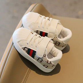 Giày thể thao 3 sọc GU  cá tính cho bé trai nhỏ. size 21-25 tuong ứng bé 1-3t </Br>
* chất liệu simili da PU, đế cao su chắc chắn </Br>
* Kiểu dáng phối sọc thể thao, quai dán dễ đeo cho bé nhỏ </Br>
* Hàng QC 100% như hình </Br>
Bảng size tham khảo , form giày chuẩn </Br>
21: giày dài 15cm, lòng chân 13cm </Br>
22: giày 15,5cm, lòng chân 13,5cm </Br>
23: giày 16cm, lòng chân 14cm </Br>
25L giày 17cm lòng chân 15cm