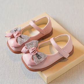 Giày búp bê miệng vuông da mềm phối nơ xinh cho bé gái nhỏ. size 21-25 tương ứng bé 1-3 tuổi </Br>
Chất liệu da PU mềm mại, kiểu dáng búp bê mũi vuông cho bé gái </Br>
From giày có bề ngang, dãn nhẹ, mềm và êm chân, đế cao su nhẹ thích hợp cho bé gái 1-3 tuổi , phối nơ 2 màu xinh xắn</Br>
hàng Qc 100% như hình </Br>
bảng size tham khảo, form giày chuẩn </Br>
21: Giày dài 14cm, tương ứng lòng chân 12-12,5cm </Br>
22: giày dài 14,5cm, tương ứng lòng chân 12,5-13cm </Br>
23: giày dài 15cm, tương ứng lòng chân 13.13,5cm </Br>
24: giày dài 15,5cm tương ứng lòng chân 13,5-14cm </Br>
25: giày dài 16cm , tương ứng lòng chân 14.-14,5cm
