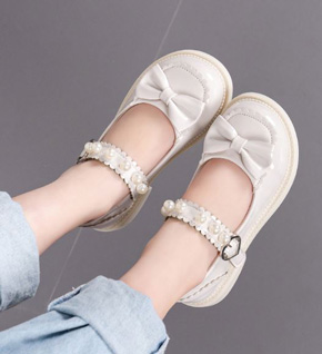 Giày búp bê trắng ghi đính hạt phối nơ  đơn giản mà sang cho bé đi chơi đi múa. size 29-36 tuong ứng bé 5-12 tuổi. chất liệu simili bóng màu trắng ghi, đế nhựa cao 2cm chắc chắn,bền đẹp vững chải, , nhẹ nhàng nâng niu bàn chân bé, cho con thoải mái đến trường, đi học đi chơi, dều dẹp, giày tạo điểm nhấn bằng chuổi hạt và nơ cho bé </Br>
Một mẫu giày dơn giản mà sang, kết hợp cùng đầm hay quần jean đều dẹp, tạo ra 1 phong cách và cá tinh riêng của bé
bảng size tham khảo, form giày chuẩn ạ </Br>
29: giày dài 18cm, lòng chân 16.5-17cm </Br>
30: giày dài 18.5cm, lòng chân 17-17,5cm- </Br>
31: giày dài 19cm, lòng chân 17.5cm-18.cm </Br>
32: giày dài 20cm, lòng chân 18-18.5cm </Br>
33: giày dài 20,5 lo2nng chân 18.5-19cm </Brr>
34: giày dài 21cm, lòng chân 19-19.4cm </Br>
35 giày 22cm lòng chân 19,5-20,5cm
gia 215-235