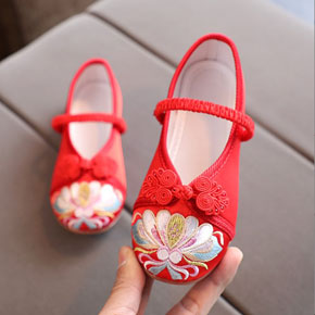Giày vải mềm búp bê thêu hoa (hài thêu hoa) cho bé gái kết hợp áo dài đầm công chúa. size 24-32 tương ứng bé 2-12t, </Br>
* chất liệu vải mềm, êm chân, thêu hoa xinh xắn </Br>
* From giày vừa phải, kết hop với đầm  và áo dài cực xinh </Br>
bảng size tham khảo, </Br>
thông số giày: chiều dài nguyên đôi giày </Br>
thông số lòng chân: lọt lòng chân từ gót dến mũi ngón dài nhất </Br>
24 giay 14,5cm chan 13,5-14cm
25:giày dài 15cm lòng chân bé 14-14,5cm </Br>
26:giày dài 15.6cm lòng chân bé 14,6-15cm </Br>
27:giày dài 16.3cm lòng chân bé 15-16cm </Br>
28:giày dài 17cm lòng chân bé 16-16,6cm </Br>
29:giày dài 17.7cm lòng chân bé 16.6-17.2cm </Br>
30:giày dài 18.4cm lòng chân bé 17.5-18cm </Br>
31:giày dài 19cm lòng chân bé 18-18,5cm </Br>
32:giày dài 19.6cm lòng chân bé 18.5-19cm </Br>
33: gia 20cm, lòng chân 19cm </BR>
34 giày 21, lòng chân 20cm </br>
35 giày 22 lòng chan 21cm
