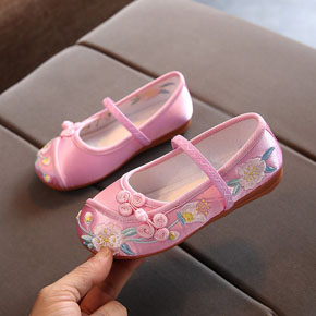 Giày vải mềm búp bê thêu hoa(hài thêu hoa) cho bé gái kết hợp áo dài đầm công chúa. size 25-32 tương ứng bé 2-7t, </Br>
* chất liệu vải mềm, êm chân, thêu hoa xinh xắn </Br>
* From giày vừa phải, kết hop dậm và áo dài cực xinh </Br>
* size lớn từ 33-37 liên hệ shop de dat hàng ạ </bR>
bảng size tham khảo, </Br>
thông số giày: chiều dài nguyên đôi giày </Br>
thông số lòng chân: lọt lòng chân từ gót dến mũi ngón dài nhất </Br>
25:giày dài 15cm lòng chân bé 14-14,5cm </Br>
26:giày dài 15.6cm lòng chân bé 14,6-15cm </Br>
27:giày dài 16.3cm lòng chân bé 15-16cm </Br>
28:giày dài 17cm lòng chân bé 16-16,6cm </Br>
29:giày dài 17.7cm lòng chân bé 16.6-17.2cm </Br>
30:giày dài 18.4cm lòng chân bé 17.5-18cm </Br>
31:giày dài 19cm lòng chân bé 18-18,5cm </Br>
32:giày dài 19.6cm lòng chân bé 18.5-19cm </Br>

