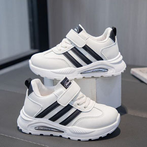 Giày thể thao 3 sọc đen trắng cá tính cho bé trai và gái. size 26-37 tuong ứng 3-15 tuổi. size chuẩn </br>
Chất liêu da simili mờ cao cấp, linh hoạt, tạo độ bền bỉ, dế cao su có khoang tăng khả năng đàn hồi và hấp thụ lực của đế giày, </Br>
 3 sọc den trắng  kiểu dáng thể thao, thông hơi, vừa thời trang vừa kết hợp thể thao, chạy bộ, du lịch, dã ngoại  </br>
Giày thích hợp cả nam và nữ, bé trai và bé gái , kết hợp cùng đầm hay phối jean đều sành điệu </br>
bảng size tham khảo, form giày chuẩn, nếu chan có bề ngang trừ hao thêm 1 size, thông số lòng chân đo bang thuoc dây từ gót chân dến ngón dài nhất </br>
26: giày 20cm lòng chân 17cm </Br>
27: giày 20.5cm lòng chân 17,5cm </Br>
28: giày 21cm lòng chân 18cm </Br>
29: giày 21.5cm lòng chân 18,5cm </Br>
30: giày 22cm lòng chan 19cm </bR>
31: giày 22.5cm lòng chân 19.5cm </Br>
32: giày 23cm lòng chân  20cm </Br>
33: giày 23.5cm lòng chân 20,5cm </br>
34: giày 24cm lòng chân 21cm </Br>
35  giày 24.5cm lòng chân 21.5cm </Br>
36: giày 25cm lòng chân 22cm </Br>
37 giày 25,5cm lòng chan 22-22,5cm ,</br>
gia 210-250k
