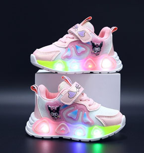 Giày thể thao phối họa tiết kuromi trái tim chớp đèn sáng cho bé gái. size 26-30 tuong ứng 2-6 tuổi. size chuẩn </br>
Chất liêu da simili mờ  thông hơi cao cấp, tạo độ linh hoạt bền bỉ, dế cao su có khoang tăng khả năng đàn hồi và hấp thụ lực của đế giày, </Br>
 Họa tiết kuromi hottrend   kiểu dáng thể thao, , vừa thời trang vừa kết hợp thể thao, chạy bộ, du lịch, dã ngoại  </br>
Giày thích hop cho bé gái , kết hợp cùng đầm hay phối jean đều sành điệu </br>
bảng size tham khảo, form giày chuẩn, nếu chan có bề ngang trừ hao thêm 1 size, thông số lòng chân đo bang thuoc dây từ gót chân dến ngón dài nhất </br>
26: giày 20cm lòng chân 17cm </Br>
27: giày 20.5cm lòng chân 17,5cm </Br>
28: giày 21cm lòng chân 18cm </Br>
29: giày 21.5cm lòng chân 18,5cm </Br>
30: giày 22cm lòng chan 19cm </bR>

