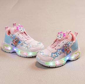 Giày thể thao công chúa elsa và kuromi chớp đèn màu hồng ngọt ngào cho bé gái. size 30-36 tuong ứng 6-12 tuổi. size chuẩn </br>
Chất liêu da simili mờ  thông hơi cao cấp, tạo độ linh hoạt bền bỉ, dế cao su có khoang tăng khả năng đàn hồi và hấp thụ lực của đế giày, nút vặn hình kuromi điều chỉnh dây giày </Br>
 Họa tiết kuromi elsa hottrend   kiểu dáng thể thao, , vừa thời trang vừa kết hợp thể thao, chạy bộ, du lịch, dã ngoại  </br>
Giày thích hop cho bé gái , kết hợp cùng đầm hay phối jean đều sành điệu </br>
bảng size tham khảo, form giày chuẩn, nếu chan có bề ngang trừ hao thêm 1 size, thông số lòng chân đo bang thuoc dây từ gót chân dến ngón dài nhất </br>
30: giày 21.5cm lòng chan 18.5-19cm </bR>
31: giày 22cm,lòng chân 19-19,5cm </br>
32: giày 22.5cm,lòng chân 19,5-20cm </br>
33: giay 23cm, lòng chân 20-20,5cm </br>
34: giày 23,5cm lòng chân 20,5-21cm </Br>
35: giay 24cm lòng chân 21-22cm </br>
36 giày 25cm lòng chân 22-23cm

