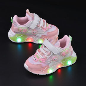 Giày thể thao phối họa tiết thỏ hồng melody chớp đèn sáng cho bé gái. size 26-30 tuong ứng 2-6 tuổi. size chuẩn </br>
Chất liêu da simili mờ  thông hơi cao cấp, tạo độ linh hoạt bền bỉ, dế cao su có khoang tăng khả năng đàn hồi và hấp thụ lực của đế giày, </Br>
 Họa tiết thỏ hồng melody hottrend   kiểu dáng thể thao, , vừa thời trang vừa kết hợp thể thao, chạy bộ, du lịch, dã ngoại  </br>
Giày thích hop cho bé gái , kết hợp cùng đầm hay phối jean đều sành điệu </br>
bảng size tham khảo, form giày chuẩn, nếu chan có bề ngang trừ hao thêm 1 size, thông số lòng chân đo bang thuoc dây từ gót chân dến ngón dài nhất </br>
26: giày 19cm lòng chân 17cm </Br>
27: giày 20.cm lòng chân 17,5cm </Br>
28: giày 21cm lòng chân 18cm </Br>
29: giày 21.5cm lòng chân 18,5cm </Br>
30: giày 22cm lòng chan 19cm </bR>

