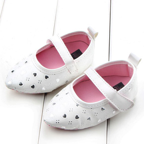 Giày tập đi búp bê mũi nhọn trái tim xinh xắn. size 12,13 bé từ 9-15 tháng, vải mềm, mũi giày lót vải êm ái, đế giấy nhẹ nhàng, màu trắng phối họa tiết trái tm đơn giản mà dễ thương cho bé gái tập đi