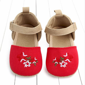 Giày tập đi thêu hoa đỏ cho bé gái diện Noel và tết. size 12,13 bé 6-12 tháng, giày vải mềm, nhẹ nhàng êm chân cho bé tập đi, họa tiết thêu hoa đỏ ngọt ngào, dễ thương cho bé gái nhỏ diện Noel và tết