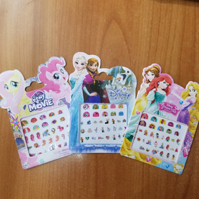 Hình dán móng tay ( nail) elsa, pony, công chúa bé gái. kích cỡ 6*6cm,  dán móng tay,i cho bé gái. </Br>
Giá 1 cái 10k, combo 5 cái 40k
Cách sử dụng: </Br>
 1) Cắt  rời hình muốn dán tương ứng;</Br>
 2) Bóc lớp màng trong suốt trên bề mặt và dán hoa văn lên da; </Br>
 3) Thoa nước vào mặt sau của nhãn dán và gỡ bỏ sau khoảng 20 giây </Br>
Phương pháp loại bỏ: Thông thường nên sử dụng cồn và nước tẩy trang. Bạn cũng có thể sử dụng dầu gió để loại bỏ hình. Thoa dầu lên mẫu. Sau một thời gian, hãy lau sạch bằng khăn giấy
