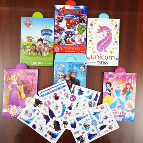 Combo 4 tấm hình xăm nhỏ hoạt hình elsa unicorn tóc mây paw người nhện. kích cỡ  1 tấm nhỏ 15m*10cm, hinh xăm hình hoạt hình elsa, unicorm, công chúa disney pony, elsa, công chúa mà các bé yêu thích. </BR>
Cách sử dụng: </Br>
 1) Cắt  rời hình muốn dán tương ứng;</Br>
 2) Bóc lớp màng trong suốt trên bề mặt và dán hoa văn lên da; </Br>
 3) Thoa nước vào mặt sau của nhãn dán và gỡ bỏ sau khoảng 20 giây </Br>
Phương pháp loại bỏ: Thông thường nên sử dụng cồn và nước tẩy trang. Bạn cũng có thể sử dụng dầu gió để loại bỏ hình. Thoa dầu lên mẫu. Sau một thời gian, hãy lau sạch bằng khăn giấy