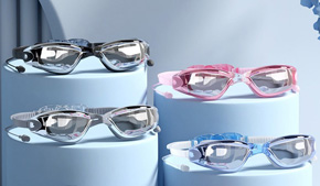 Kính bơi chống sương mù chống nước mạ điện kiểu thể thao cho người lớn. Kính bơi chống sương mù và tia UV mạ điện </br>
Thích hợp cho bé tư 10 tuổi trổ lên đến người lớn </br>
Mặt gương mạ điện PC cao cấp chống bụi, chống nước, chống sương, chịu áp lực, chống mài mòn, trong sáng, chống tia tử ngoại, đảm bảo nhìn trong nước rõ nét.</br>

Thiết kế khóa phía sau chắc chắn, không bị tuột, có thể điều chỉnh độ dài ngắn tùy theo kích cỡ đầu </br>

Vòng đệm 2 lớp làm bằng chất liệu silicon chất lượng cao chống nước xâm nhập một cách hiệu quả.

Giá đỡ mũi sử dụng vật liệu tổng hợp có độ cứng cao, gập 1 vạn lần cũng không bị gãy.</br>

Dây kính bằng chất liệu silicon nhập khẩu, vật liệu tự nhiên thân thiện với môi trường, độ đàn hồi cao, thích hợp các kích cỡ đầu to nhỏ khác nhau.</br>

Silicon tự nhiên chống nước bảo vệ mắt dễ chịu hơn </br>
* Tai đeo liền chống nước bảo vệ tai tiện lợi </bR>.

Sử dụng và bảo quản:</br>

1. Tráng nước bên trong tròng kính trước khi đeo giúp tăng hiệu quả chống sương.</br>
2. Đeo cố định vị trí mắt trước, kéo dây ra sau đầu và cài khóa, điều chỉnh dây đeo cho phù hợp.</br>
3. Sau khi sử dụng kính dùng nước sạch để rửa rồi  để khô tự nhiên, không lau bên trong tròng kính sẽ làm giảm tác dụng của lớp phủ chống sương mù.</br>
4. Đặt kính vào hộp trở lại cùng miếng chống ẩm để bảo quản kính tốt nhất.</br>
 sau khi kính đã khô tự nhiên,