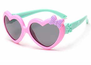 Mắt kình nhựa dẻo trái tim hồng xinh xắn cho bé gái. chất liệu nhựa dẻo cao cấp, an toàn, kích cỡ cho bé 2-7 tuổi, màu hồng trái tim ngọt ngào cho bé gái. Hàng Trung quốc xuất khẩu