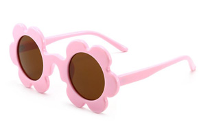 Mắt kính mát chống tia UV hoa hồng dễ thương cho bé gái. * freesize bé 1-5 tuổi ( xem kích cỡ kính trên hình đính kèm) </Br>
* chất liệu: nhựa silicon mềm , tròng màu trà </Br>
* Công dụng: chống nắng, chống tia UV, chống bụi </Br>
* Thích hợp đi chơi, đi biển, kiểu dáng hoa mặt trời màu hồng ngọt ngào cho bé những khung hình đẹp nhất
