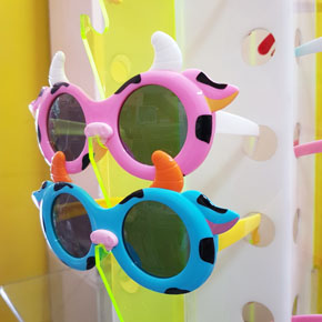 Mắt kính mát gọng dẻo chống chói hình chú bò ngộ nghĩnh cho bé trai và gái. * freesize bé 1-6 tuổi ( xem kích cỡ kính trên hình đính kèm) </Br>
* chất liệu: nhựa silicon mềm , tròng màu trà, gọng dẻo có thể bẻ cong, bền bỉ, không sợ gãy </Br>
* Công dụng: chống nắng, chống tia UV, chống bụi </Br>
* kiểu dáng chú bò sữa ngộ nghĩnh, đáng yêu, Thích hợp đi chơi, đi biển,  cho bé tha hồ tạo dáng bãi biển,  cho bé những khung hình đẹp nhất
