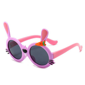 Mắt kính mát gọng dẻo thỏ tím hồng chống tia UV cho bé gái. * freesize bé 2-9 tuổi  </Br>
* chất liệu: nhựa silicon mềm , tròng màu trà, gọng dẻo có thể bẻ cong, bền bỉ, không sợ gãy </Br>
* Công dụng: chống nắng, chống tia UV, chống bụi </Br>
* Thích hợp đi chơi, đi biển, kiểu dáng thỏ hồng cà rối dễ thương cho bé tha hồ tạo dáng bãi biển,  cho bé những khung hình đẹp nhất
