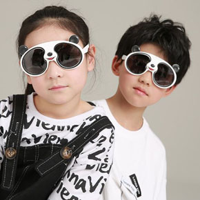 Mắt kính gọng dẻo gấu panda siêu ngầu cho bé trai bé gái. * freesize bé 6-12 tuổi  , form lớn </Br>
* chất liệu: nhựa silicon mềm , tròng màu trà, gọng dẻo có thể bẻ cong, bền bỉ, không sợ gãy </Br>
* Công dụng: chống nắng, chống tia UV, chống bụi </Br>
* Thích hợp đi chơi, đi biển, kiểu dáng gấu panda siêu ngầu cho cả bé trai và gái, cho bé tha hồ tạo dáng bãi biển,  cho bé những khung hình đẹp nhất
