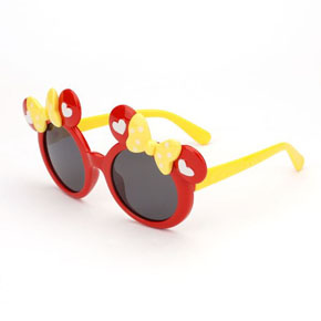 Mắt kính gọng dẻo mickey nơ vàng cool dễ thương bé gái. * freesize bé 5-12 tuổi, form lớn  </Br>
* chất liệu: nhựa silicon mềm , tròng màu trà, gọng dẻo có thể bẻ cong, bền bỉ, không sợ gãy </Br>
* Công dụng: chống nắng, chống tia UV, chống bụi </Br>
* Thích hợp đi chơi, đi biển, tại hình mickey mouse dễ thương cho bé gái ,bé tha hồ tạo dáng bãi biển,  cho bé những khung hình đẹp nhất

