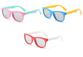 Mắt kính gọng dẻo tròng trà đổi màu khi đi nắng chống UV cho bé. * freesize bé 2-9 tuổi  </Br>
* chất liệu: nhựa silicon mềm , tròng màu trà, chuyển màu thành màu nâu khi gặp nắng hoặc ánh sáng, gọng dẻo có thể bẻ cong, bền bỉ, không sợ gãy </Br>
* Công dụng: chống nắng, chống chói,chống tia UV, chống bụi </Br>
* Thích hợp đi chơi, đi biển, 3 màu hồng xanh đỏ ccho bé trai và gái ,bé tha hồ tạo dáng bãi biển,  cho bé những khung hình đẹp nhất
