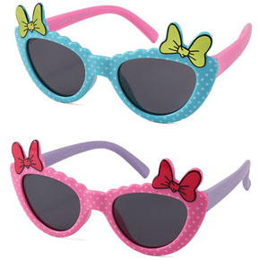 Mắt kính gọng dẻo kitty chấm bi xinh xắn che bụi chống nắng cho bé gái. chất liệu nhựa dẻo cao cấp, mềm mại bẻ cong, tròng màu trà che bụi chống nắng, an toàn cho bé gái nhỏ </br>
Kích thước kính trên hình , phù hợp cho bé nhỏ từ 9 tháng dến 3 tuổi </br>
* chất liệu: nhựa silicon mềm , tròng màu trà, gọng dẻo có thể bẻ cong, bền bỉ, không sợ gãy </Br>
* Công dụng: chống nắng, chống tia UV, chống bụi </Br>
* Thích hợp đi chơi, đi biển, tạo hình kitty chấm bi dễ thương cho bé gái ,bé tha hồ tạo dáng bãi biển,  cho bé những khung hình đẹp nhất
