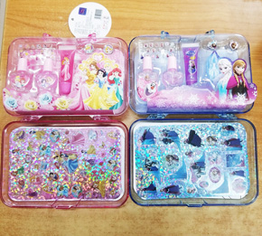 Hộp quà trang điểm son môi sơn móng tay hình dán móng tay nhẫn elsa công chúa bé gái. Hộp trang điểm  gồm 2 hộp sơn móng, 1 chai  son  dưỡng môi  bóng nhủ kim tuyến, 2 nhẫn công chúa có thể diều chỉnh kích cở, 1 hình dán sticker nhiều màu cho bé gái, 1bộ dán móng cho bé gái, </br>
Món quà đáng yêu cho bé gái nhân dip sinh nhật, quốc tế thiếu nhi, làm phần thưởng, </br>
2 màu xanh elsa và hồng công chúa disney 