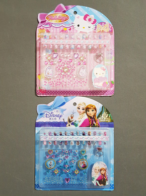 Bộ quà tặng dán móng tay giả kèm nhẫn công chúa elsa kitty bé gái. kích cỡ nguyên tấm 22*18cm, gồm 20 miếng dán móng tay giả , đá dán móng tay,  kèm nhẫn công chúa elsa , mèo kitty cho bé gái, sản phẩm thích họp bé 3 tuổi trở lên, </Br>
Lưu ý: Rửa sạch và lau khô móng trước khi dán, độ dính sẽ tốt hơn