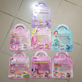 Bộ quà tặng nail dán móng sơn móng tay vòng tay công chúa disney . Bộ gồm :</Br>
- 24 móng tay giả hoạt hình công chúa disney, pony, kitty, peppa, tiên cá...</Br>
- 1 bộ nail dán móng nhiều hình hoạt hình </Br>
- 1 chai sơn nhũ và son môi nhỏ </Br>
- 1 vòng tay nhựa nhiều màu </Br>
- 2 kẹp nhựa hoa cúc </Br>
- Kim tuyến ngôi sao nhiều màu </Br>
Vỉ đóng gói thích hợp làm qua tặng sinh nhật, quốc tế thiếu nhi, giáng sinh, phần thưởng... cho bé gái