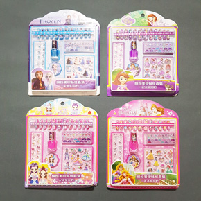 Bộ quà tặng vỉ nail dán móng sơn móng stiker công chúa cho bé gái. Bộ gồm :</Br>
- 1 bộ nail dán móng nhiều màu, họa tiết công chúa mà các bé yêu thích </Br>
- 1 bộ sticker hoạt hình theo chủ đề công chúa </Br>
- 1 chai sơn móng nhũ màu hồng, xanh , tím theo chủ đề công chúa, elsa, sofia </Br>
-  hat nhựa giả đá trang trí móng </Br>
Vỉ đóng gói thích hợp làm quà tặng sinh nhật, quốc tế thiếu nhi, giáng sinh, phần thưởng... cho bé gái