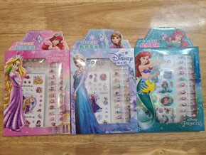 Bộ quà tặng nail dán móng tay hình dán sticker công chúa elsa disney tiên cá cho bé gái. Bộ quà tặng nail dán móng tay hình dán sticker công chúa elsa disney tiên cá cho bé gái, gồm những món sau </Br>
- kích thước hộp 20*15cm  </Br>
- 1 dãy Nail dán móng gồm 24 miếng dán có keo sẵn </Br>
- 1 miếng dán bông tai
- 4 tấm sticker hình dán với nhiều họa tiết công chúa mà các bé yêu thích </Br>
Món quà đáng yêu, phần thưởng cho be nhân dịp sinh nhật, lễ hội...giáng sinh năm mới
