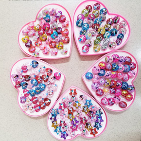 Nhẫn đeo tay hoạt hình elsa, pony,peppa, công chúa. freesize bé 2-6t, nhiều hình và họa tiết dễ thương cho bé gái.</Br>
Giá lẻ  1 cái 10k </Br>, 
Giá combo 3 cái 25k</Br>
Giá combo 10 cái không chọn hình và màu ngẫu nhiên 60k </Br>