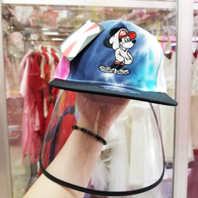 Nón hiphop mickey màng chắn virus và bụi bẩn. Dịch bệnh đang diễn biến phức tạp, không  chỉ dùng khẩu trang mà cần lắm 1 chiếc mũ đa năng phòng dịch hiệu quả, shop giới thiệu mũ hiphop mickey với nhiều ưu điểm : </Br>

   Chống nắng , chống bụi , ....</Br>
   Cản những giọt bắn của nhiều loại virut ..</Br>
    Bảo vệ mắt , mũi , miệng của bằng lớp màng chắn thông minh trong suốt ....</Br>
     
Đặc biệt khi hết dịch  ko cần màng chắn nữa có thể gỡ ra và sử dụng như mũ thông thường ..</Br>
Freesize bé 3 tuoi- 8 tuổi </Br>
Mũ có sự pha trộn màu xanh và hồng nhẹ phía sau . Nếu bé trai shop chọn tông màu xanh nhiều chỉ lẫn chút xíu hồng, Nếu bé gái phía sau sẽ hồng nhiều nhé các ba mẹ