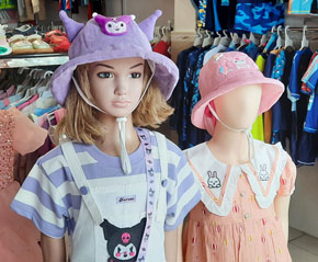 Nón mũ vành rộng họa tiết kuromi dễ thương cho bé gái đi học đi biển di chơi. freesize bé 3-8 tuổi, nón chất liệu nhung mềm đẹp, gắn cục bông hoac charm họa tiết kuromi mà các bé yêu thích </Br>
2 Màu tím và hồng ngọt ngào hotttrend cho bé lựa chọn </br>
Nón vành rộng che nắng mưa vừa là thời trang mà con yêu thích, nón có dây cột chống bay cho bé đi học, đi biển đi bơi </br>
*** mẫu hồng nhạt vải xốp size nhỏ cho bé 1-4 tuổi, 